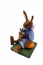 Details-Osterhasenmädchen sitzend mit Puppe 8 cm blau - Fa. Steglich